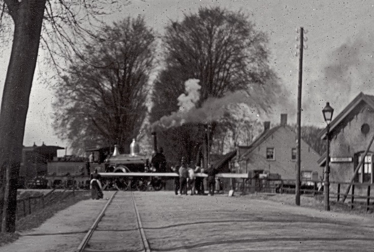 WGRA NL level crossing shot 1898